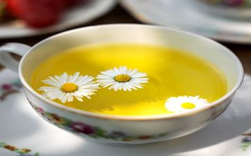 طرز تهیه چای بابونه | حتما جز دمنوش هاتون بزارینش!