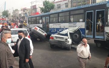 تصادف اتوبوس با ۵ خودرو در کرج