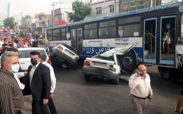 تصادف اتوبوس با ۵ خودرو در کرج