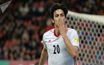 پدر و مادر سردار آزمون در استادیوم 