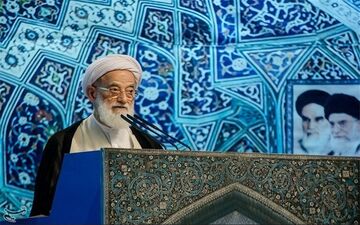  مسئولان تسلیم خواسته‌های دشمن نشوند/ دولتمردان برای حل مشکلات اقتصادی مردم همت کنند 