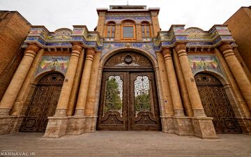 معماری خارق العاده سردر باغ ملی تهران که هر بیننده ای را میخکوب میکند|سردر باغ ملی زیبا برگرفته از معماری طاق بستان کرمانشاه