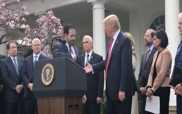 فیلم| خودداری یکی از سخنرانان کاخ سفید از دست دادن با ترامپ