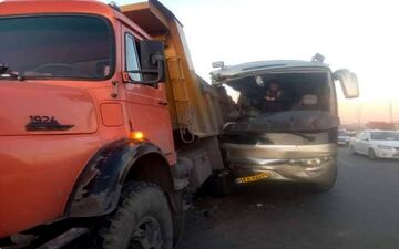 مصدومیت ۴ نفر در اثر برخورد مینی‌بوس و کامیون در بلوار شهید سرابیان کرمانشاه