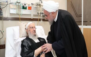 روحانی از آیت‌الله مکارم شیرازی عیادت کرد