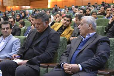 اهدای تندیس مهر حقوق بشر به علی دایی اسوره فوتبال ایران در کرمانشاه