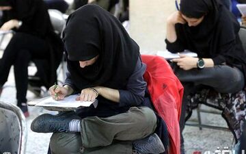ژست جالب نشستن خانم داوطلب!