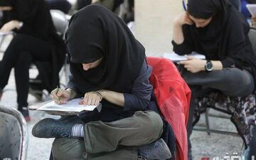ژست جالب نشستن خانم داوطلب!