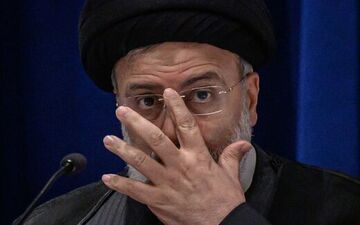 انتقاد روزنامه اصولگرا از رئیسی / سخن گفتن از «سرعت پیشرفت کشور» با این دلار گران و موج مسمومیت‌ها، «عصبانیت مردم» را بیشتر می کند