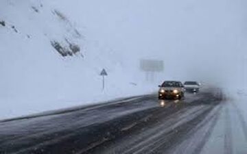 بارش برف و کاهش دید در جاده‌های کشور