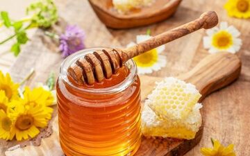 آیا ریختن عسل در چای داغ سم تولید می کند؟