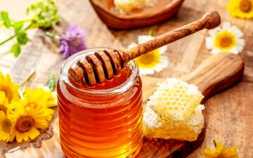 آیا ریختن عسل در چای داغ سم تولید می کند؟