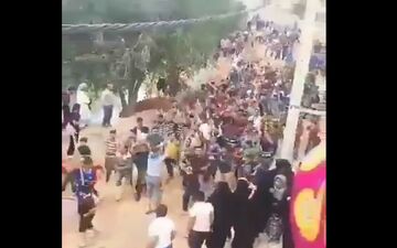 پایکوبی و شعرخوانی جوانان عرب خوزستان هنگام مقابله با سیل +فیلم 