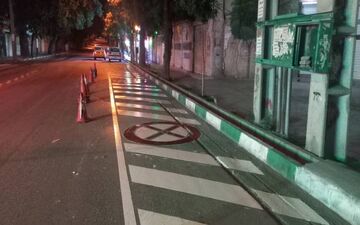 خط‌کشی و رنگ‌آمیزی خطوط ترافیکی معابر کرمانشاه همچنان ادامه دارد