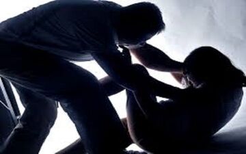 تجاوز جنسی یک مدیر شرکت به دختر جوان که منشی او بود