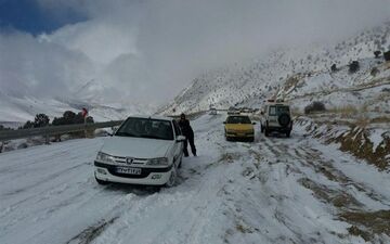گرفتاری 25 خانوار در برف و کولاک جاده «توسکستان» و «درازنو»