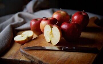 هسته سیب را بخوریم چه می شود؟
