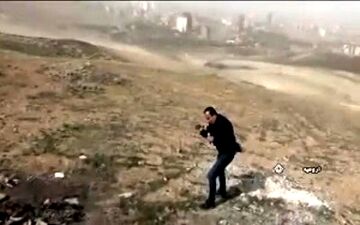 تند باد در ارومیه خبرنگار را با خود برد + فیلم