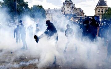 شلیک گاز اشک‌آور به تجمع کارمندان بخش بهداشت و درمان فرانسه