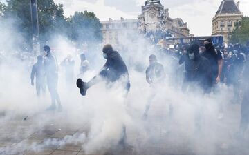 شلیک گاز اشک‌آور به تجمع کارمندان بخش بهداشت و درمان فرانسه