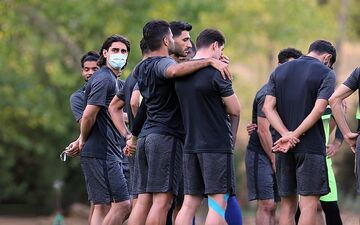 حضور عضو هیئت مدیره استقلال در اردوی آبی‌پوشان پس از انتقادها + عکس
