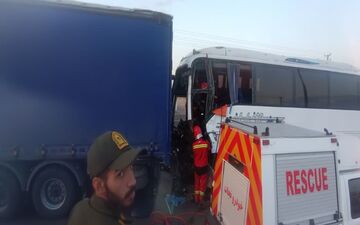 سمنان در شوک دو حادثه مرگبار؛ یک کشته در برخورد اتوبوس و تریلی، دو کشته در واژگونی سواری