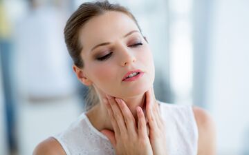 گلودرد از علائم رایج کرونا است؟