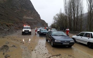 محور هراز تا اطلاع بعدی مسدود شد/ باران و برف در جاده‌های ۲۰ استان