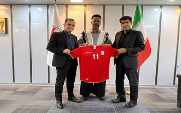 
پیراهن شماره ۱۱ تیم ملی اهدا شد 