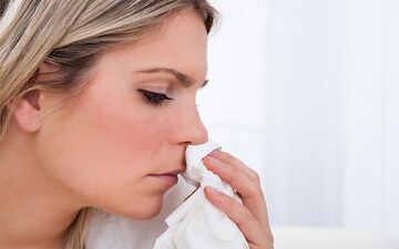 کنترل صحیح خونریزی بینی؛ از اقدامات اولیه تا درمان تخصصی