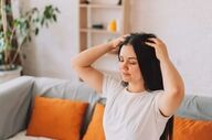 ۸ راهکار طلایی برای جلوگیری از پیری مو و حفظ شادابی آن
