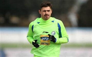  رونمایی از هافبک مقدونیه ای استقلال