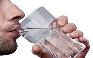 آیا خوردن آب در حمام کار درستی است؟! +زمان مصرف 