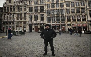 تیپ جالب علیرضا انصاریان در خیابانهای بلژیک (عکس)
