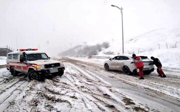  صدها خودرو در این استان گرفتار کولاک و برف شدند 