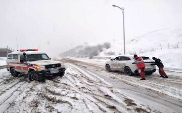  صدها خودرو در این استان گرفتار کولاک و برف شدند 