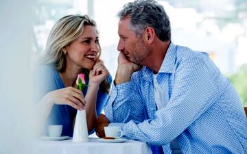 عشق در آستانه پنجاه سالگی: ۳ راز برای یافتن و حفظ رابطه‌ای عاشقانه و پایدار
