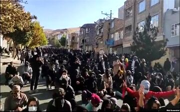 کشته شدن ۱۱ نفر در مهاباد/ مسئولان به جای شنیدن حرف معترضان با روش‌های تند صورت مساله را پاک می‌کنند