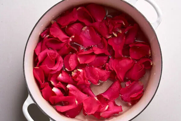 فوت و فن‌ها و نکات طلایی برای تهیه شربت گل محمدی؛ نوشیدنی تابستانه محبوب
