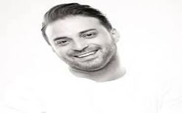 تیپ بابک جهانبخش و همسرش در یک گالری