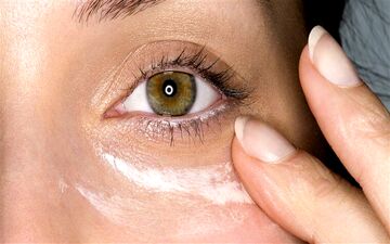 از کجا بفهمیم به کرم دور چشم نیاز داریم؟