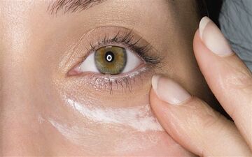 از کجا بفهمیم به کرم دور چشم نیاز داریم؟