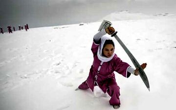هیچ پسری جرات ندارد به سیما و 20 شاگردش نزدیک شود + عکس