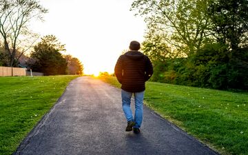 پیاده‌روی پس از غذا خوردن باعث هضم غذا می‌شود یا نه؟