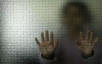 سایه شوم تعرض بر دوستی؛ شکایت جوان معلول از دوستش
