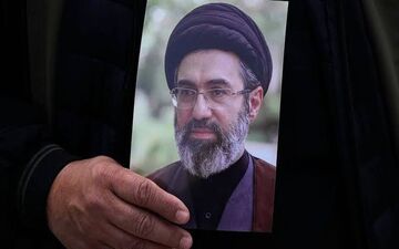  ادعای نیویورک تایمز؛ احتمال حضور آیت‌الله سید مجتبی خامنه‌ای در مراسم خاکسپاری مشهد؟ 