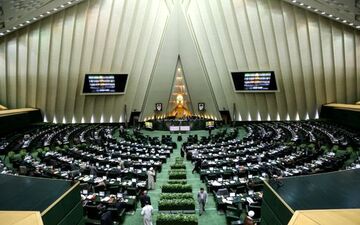 حاشیه‌های امروز مجلس /از عکاسی تعدادی از نمایندگان از آخوندی تا قرائت اشتباه نام نمایندگان