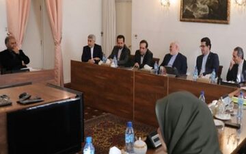دیدار جمعی از مدیران حوزه سینما و جشنواره فجر با ظریف