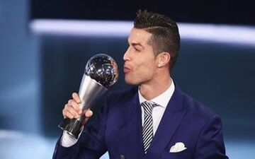 واکنش جالب رونالدو پس از کسب عنوان برترین بازیکن جهان 