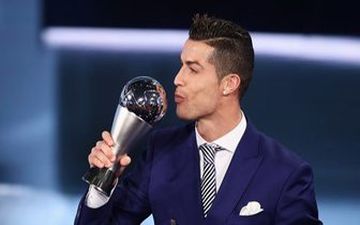 واکنش جالب رونالدو پس از کسب عنوان برترین بازیکن جهان 